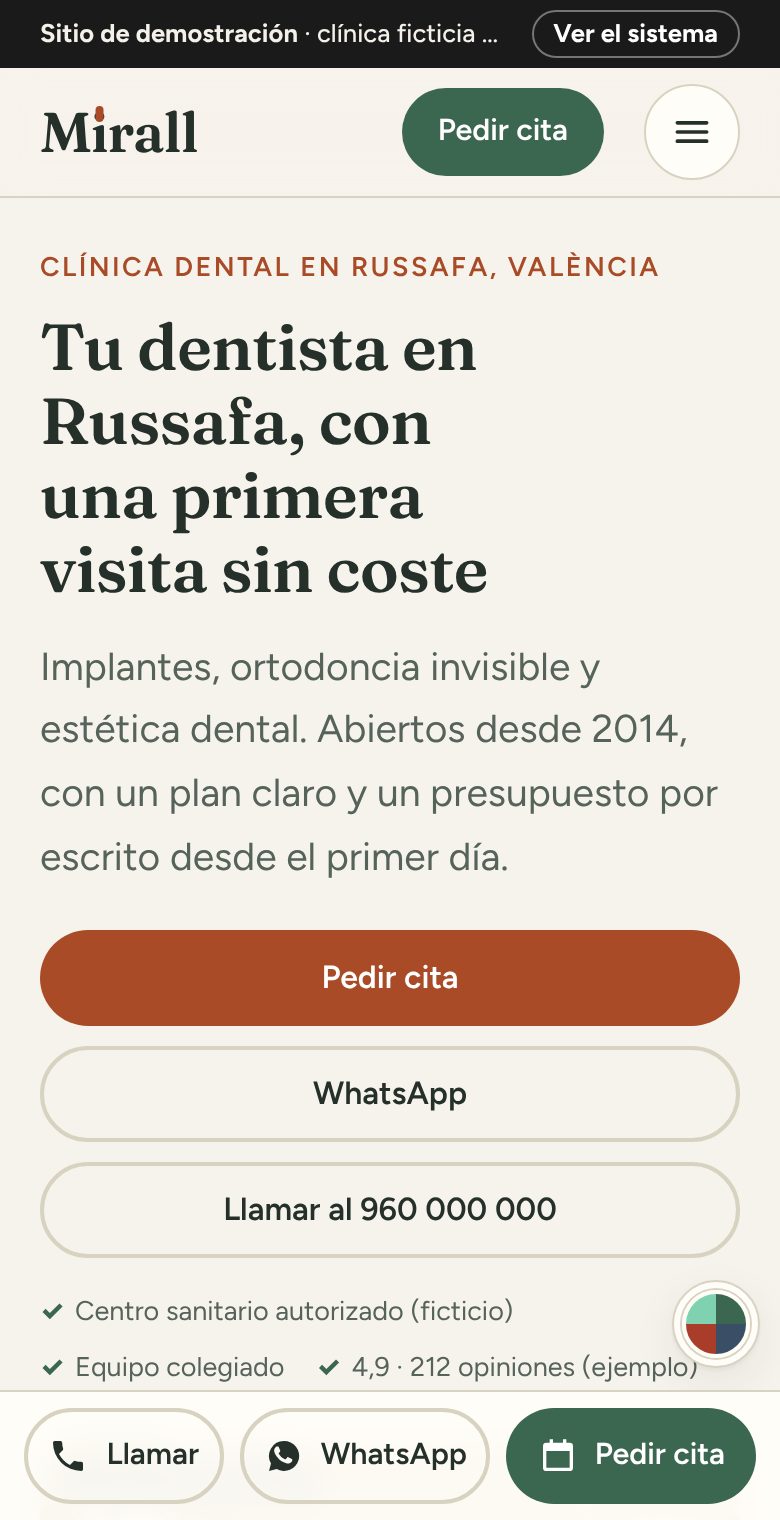 La misma web de ejemplo vista en un móvil, con la barra fija de llamar, WhatsApp y pedir cita